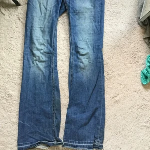Lågmidjade jeans - Supersnygg utsvängda jeans 