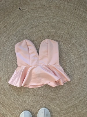 Fest topp - Så fin Festtopp, köpt på sellpy men aldrig använd då den är lite liten att knäppa och har därför inga bilder på💕💕VILL BLI AV MED
