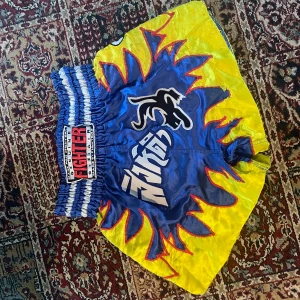  Thaiboxning shorts  - **Säljes: Thaiboxningsshorts i toppskick!**  Efter flera år av tävlande i thaiboxning säljer jag nu mina shorts. De är i fantastiskt skick och har knappt några slitningar. Ursprungligen köpta för 900 kr, nu tillgängliga för 399 kr.  Pris kan diskuter