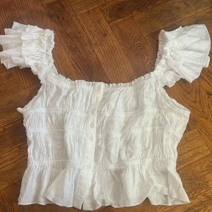 Sommar topp  - Jättefin sommar topp ,köpt second hand Italien ,finns inte storlek men skulle säga att den passar mer M 😍 annars S lite oversize .Jättesnygg för sommar 🤩