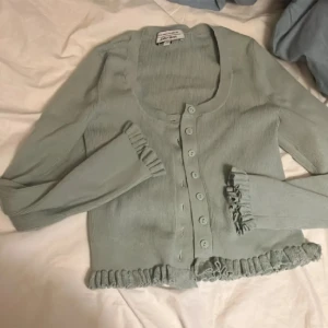 Kofta - Älskar och ser så fin ut! Inga defekter. För fler bilder kan du kontakta mig. Kan sänka priset om det är en snabb affär. Är 164cm lång.