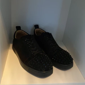 Christian Louboutin  - Tja,säljer nu mina fetta Christian Louboutin skor som jag inte kan ha längre.  Saknar en spik annars i toppskick.  Skriv för minsta frågor och funderingar. 