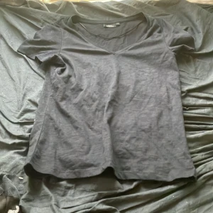 T-shirt  - Älskar och ser så fin ut! Inga defekter. För fler bilder kan du kontakta mig. Kan sänka priset om det är en snabb affär. Är 164cm lång.