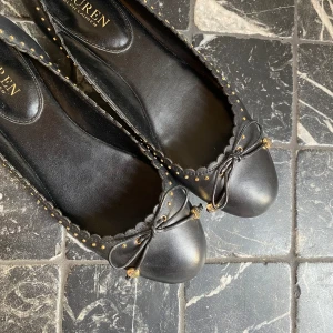 Ballerinaskor - Säljer ett par schyssta ballerinaskor ifrån Ralph Lauren åt min kompis!💞 väldigt bra skick men lite slitage under sulan som syns på bild 3! Säljer för att de är förstora för mig😇 