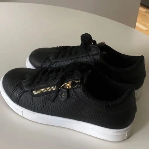 Svart vita skor - Säljer dessa arigsto liknande skor. Har använt de en gång! Skriv vid frågor💓