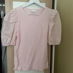 Rosa topp från hm - Super fin topp från hm som bara är använd 1 gång. Inga defekter och är perfekt nu till sommaren i storlek S. Ny pris 99kr, mitt pris 79kr!