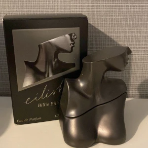Billie Eilish No.2  perfym  - Köpt denna perfym från kiks men använder andra perfymer oftare. Det är 50 ml och box kommer med. Orginalpris är 785 ❤️.