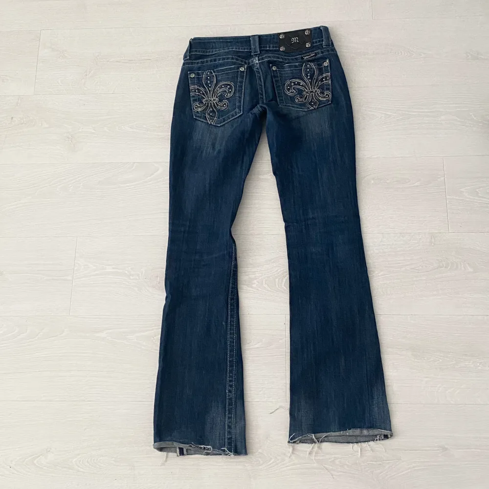 Jättefina lågmidjade bootcut miss me jeans i bra skick, säljer då de är påväg att bli försmå och vill köpa nya o större storlek. Jeansen är storlek 27/28, modell boot och är köpta från Benim denim. Mått: midja: 37cm tvärs över Inseam: 81cm. Jeans & Byxor.