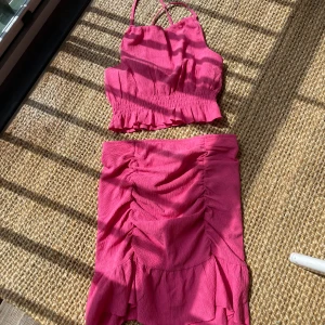 Cerise kjol & top!! Fin sommar set Gina Tricot - Som nytt!! Cerise kjol & top Gina Tricot 