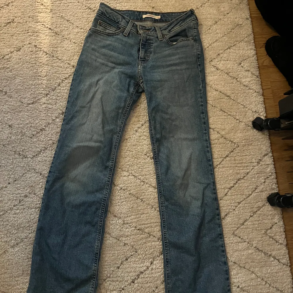 Köpt för ca 6 månader sedan men bara använts några gånger, toppen skick! Dom beskrivs som low waist med raka ben på Levis hemsida.. Jeans & Byxor.