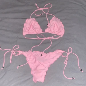Bikini - Så fin bikini i färgen baby pink! Aldrig använt då överdelen är lite väl liten på mig, scrunchen på underdelen är fin på 💗