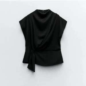 Zara blus  - Supersnygg och populär blus ifrån Zara i storlek S. Knappt använd så iprincip som ny. 