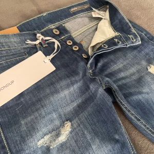 Dondup Geroge - Tjaa! Säljer dessa feta Dondup Geroge i storlek 30, endast testade. Nypris 3299kr och säljer nu för 1399kr!🙌🔥 Hör av dig vid funderingar!