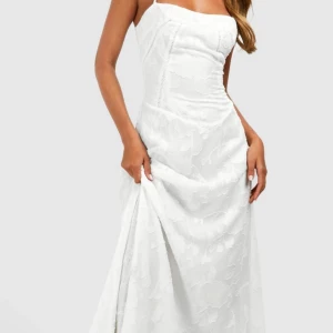 Vit klänning - Vit klänning som passar perfekt till student eller midsommar. Strl 36 och helt i nytt skick då den var för liten för mig. Inga extra bilder kommer skickas vid förfrågan💕