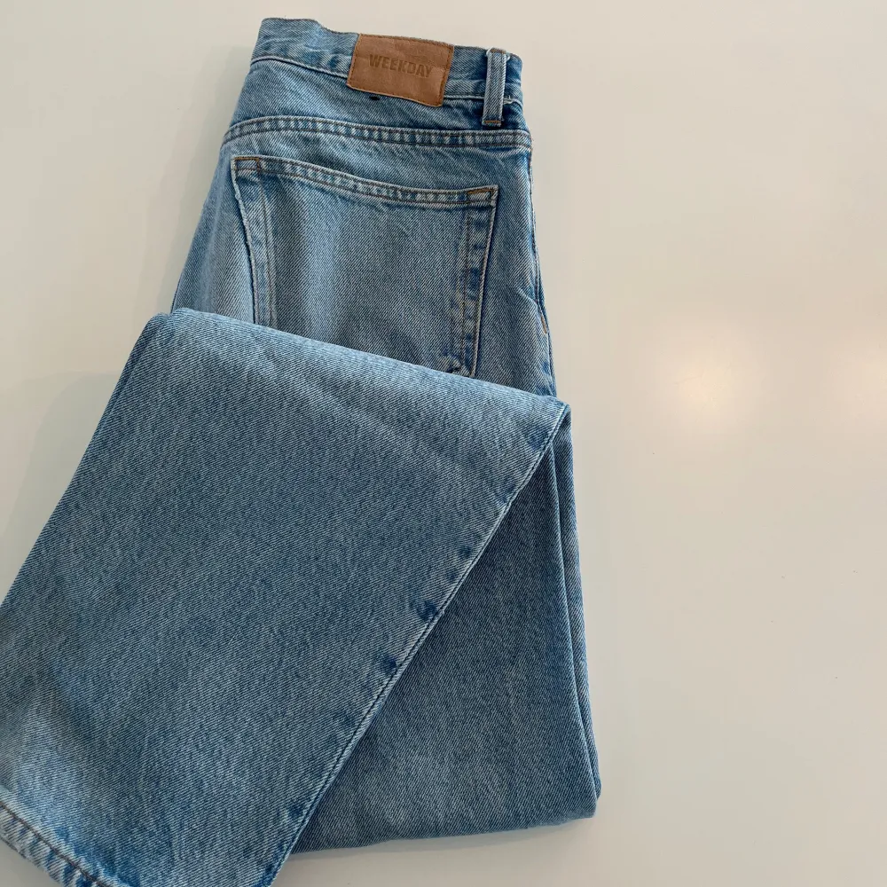 Säljer mina ljusblåa weekday jeans då de ej kommer till användning mer. Jeansen är i modell ”space” W 27 L 32. De har en ljus och bra färg som passar bra nu till sommaren!☀️ Skick 8-9/10!. Jeans & Byxor.