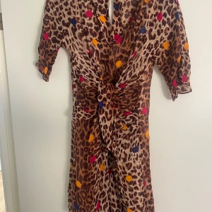 Mönstrad klänning - En fin och unik kort &other stories klänning i nyskick