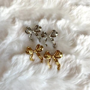 Rosettörhängen - Supersöta rosettörhängen från Molli Jewelrys Juni-kollektion. Materialet är örrostfritt stål, och de finns i både silver och guld. Går att köpa antingen här i chatten eller via vår instagram @mollijewelry 💛🤍Frakt, frimärke 18kr. BLACKWEEK alla smycken kostar nu 89kr istället för 119kr