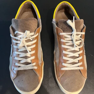 Philippe model - Philippe model i storlek 43. Utan något OG, skicket är helt okej förutom en flaw på vänstra skon (bild 3). 