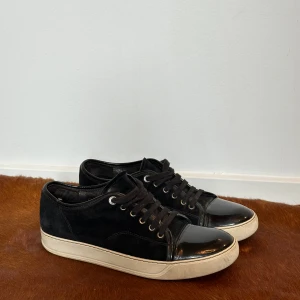 Lanvin - Snygga Lanvin skor i str 42 Lite slitna i hälen se bild tre, annars riktigt bra skick! Box finns ej