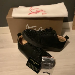Christian Louboutin spike toe  - Tjena säljer nu mina red bottoms är använda ganska mycket skulle säga skick 7/10 det mesta på undersidan är borta men annars riktigt sköna att gå i och riktigt snygga🤩 inte tappat några spikar men har extra pris är inte hugget i sten 