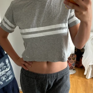grå t-shirt - Minimala tecken på slitage. Passar både s och xs🙌🏻