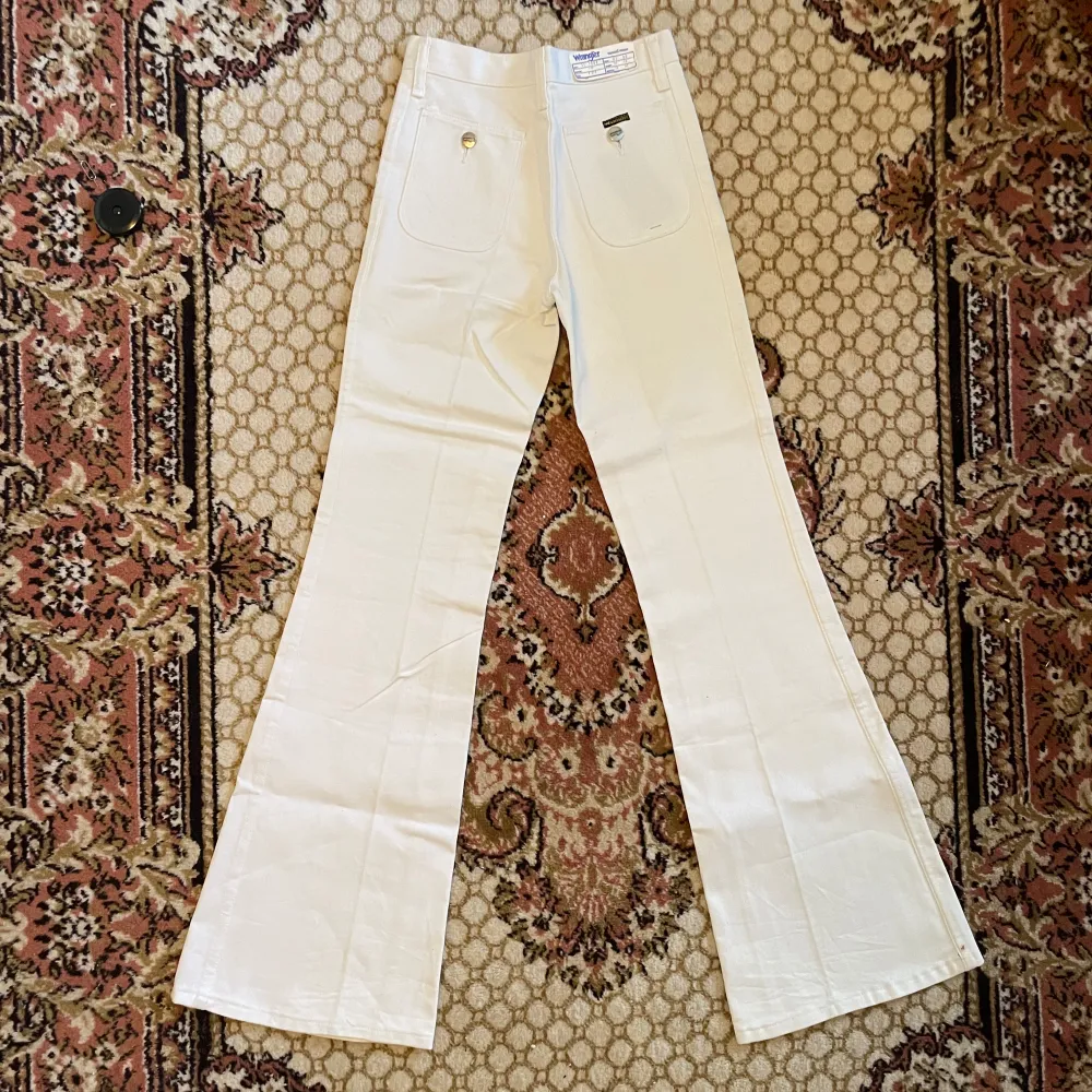 Wrangler blue Bell  Flared Wrangler från 70 talet  storlek W27 L34 Dead stock aldrig använda med lappen kvar Inget slitage  Lite smuts på vänstra ben öpningen. Jeans & Byxor.