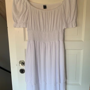 Klänning - Säljer då den inte kommer till användning av mig. Köpt begagnad men i bra skick.