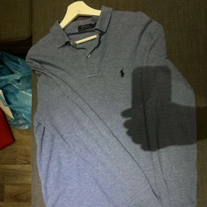 Ralph lauren  - Säljer denna långärmade piken som har en riktigt härlig färg och är perfekt att ha på sig en sommar kväll! Gör ett riktigt bra pris dessutom!