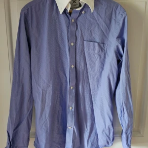 Skjorta - Hackett London - Popover shirt från Gran Sasso Storlek: 15.5/39 = M Modell: slimfit Material: 100% Bomull