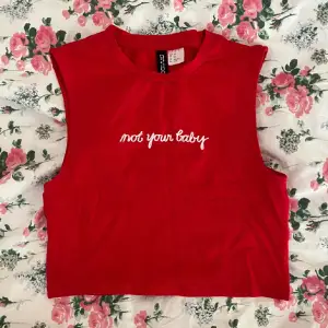 En röd tanktop med texten ”not your baby” från H&M i strl XS!💓