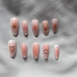  Korean blush nails -  Jag säljer de här naglarna som är  press on nails. Om man vill ha med nail tabsen är det + 10kr. Skriv gärna om ni har några andra idéer på naglar som jag kan göra och följ gärna! Kan diskutera priset.