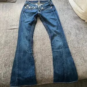 True religion jeans i modell joey super t som är lågmidja och bootcut, jeansen är vinted och super svårt och få tag på därav pris 😍 Jeansen är i nyskick utan defekter 🩷 Midjebredd 33,5 cm och innerbenlängd 81 cm📏