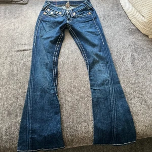 True religion jeans  - True religion jeans i modell joey super t som är lågmidja och bootcut, jeansen är vinted och super svårt och få tag på därav pris 😍 Jeansen är i nyskick utan defekter 🩷 Midjebredd 33,5 cm och innerbenlängd 81 cm📏