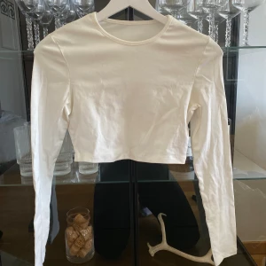 Långärmad kort topp - Croppad vit långärmad topp 