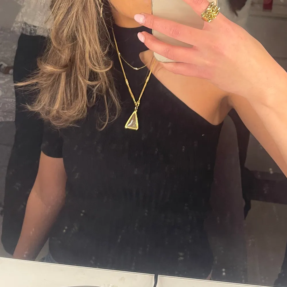 Säljer denna toppen från zara🥰 den har en chocker och är one shoulder 🤍 använd två gånger!. Toppar.