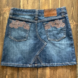 Jeans kjol - Super snygg vintage jeans kjol från märket Avant Premiere. Äkta skinn på bakdelen av kjolen plus jättefina sömn mönster och detaljer! 💞