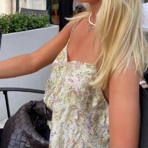 Mango topp - Extremt snygg eftertraktad topp! Jätte lik den den zara, endast använd 1 gång så i bra skick! Hör av er vid frågor eller fler bilder!💕 Använd köp nu