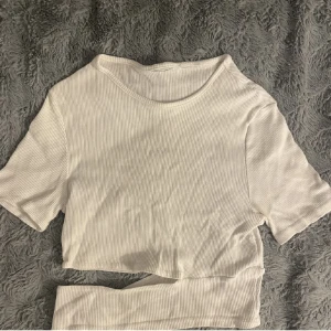 Cutout topp🤍 - Topp med cutout i midjan ⭐️