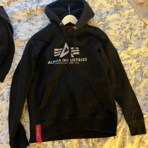 Alpha hoodie - En svart alpha industries hoodie, märket är utslitet som syns på bilderna💕
