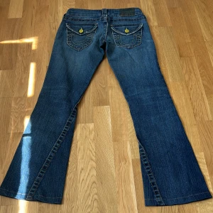 True religon jeans  - True religon jeans!  Midjemått 73cm. Innerbensmått 72cm. Längd 89 cm.  Kommer passa någon som inte har så långa ben perfekt✨ För små för mig tyvärr så kommer inte kunna ta någon bild med de på!  Står ingen storlek men skulle säga xs/s.