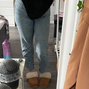 Betty high waist jeans - Blåa high waist jeans från Lindex i stl 40, nyskick då de bara är använda 1-2 gånger 😊 säljer då jag inte använder jeans längre, jag är 172 och de sitter lite för kort enligt mig 🙌🏻