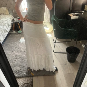 Långkjol - Jättefin o trendig långkjol. Den är knappt använd o jättebra skick ca 350kr.