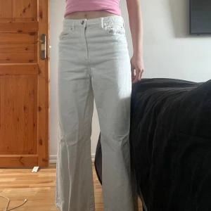 Vita jeans  - Säljer dessa vita jeans från Gina tricot i storlek 34, passar mig som burkar ha 32 eller 34. Fint skicka, bara lite sliten på lappen där bak. Se bild  Ordinarie pris 499kr och säljer för 200kr🤩