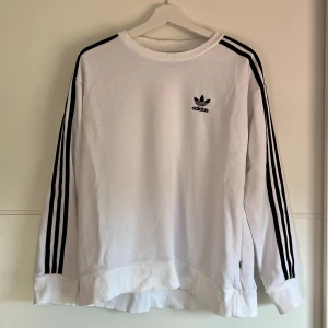 Sweatshirt från Adidas strl 34 - Snygg sweatshirt från Adidas i mycket fint skick! Storlek 34 men är ganska oversized.