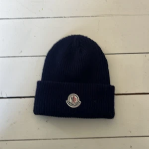 Moncler mössa - Mössan är otroligt bekväm och är ett jättebra val som mössa då den också är stilren. Mössan tillhör dem två sista orden i min bio.