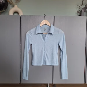 Ljusblå, babyblå skjorta, blus med knappar och krage strl XS  - Ljusblå, babyblå skjorta, blus med knappar och krage strl XS. Använd en gång, jättefint skick. Djurfritt och rökfritt hem. Missa inte mina andra annonser ❤️