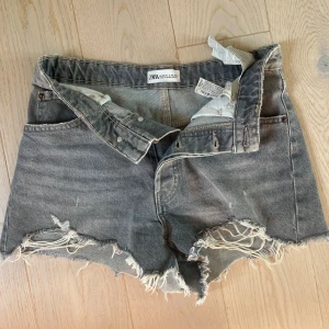 Jeansshorts  - Gråa jeansshorts från zara, använder inte längre. Står 38 men skulle även säga passar mindre.
