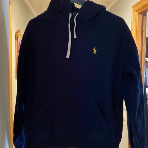 Raulp Lauren Hoodie mörkblå - Polo Raulp Lauren Hoodie Mörkblå Skick 9/10 nästan nyskick. Nypris 1500- 650kr Storlek Xs
