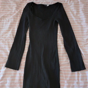 Ribbstickad bodycon-klänning - Svart ribbstickad bodycon-klänning från H&M i storlek S! Använd men i bra skick :) Säljer då den inte passar in i min klädstil längre </3