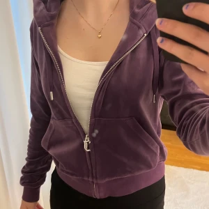 Juicy couture  - Snyggaste o skönaste juicy koftan i färgen Blackberry. Jätte bra skick och köptes för 1300kr. 